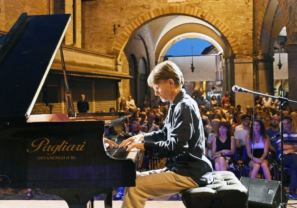 Lodi lodi al sole 2022 Piazza Broletto Pier Francesco Forlenza -Piano Lunatique nelal foto Pier Francesco Forlenza durante il concerto Lunatique